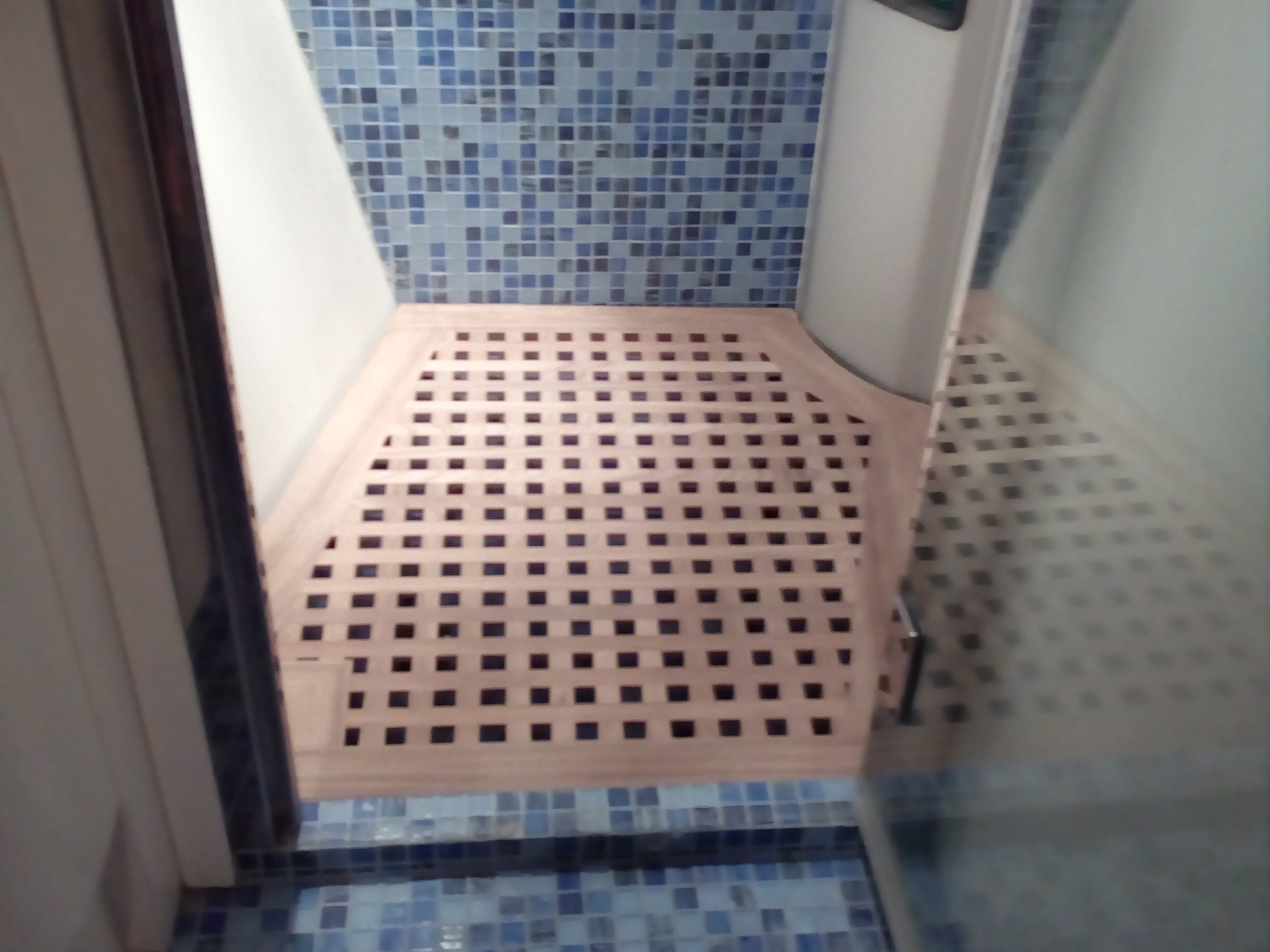 Grating teak for showers floors